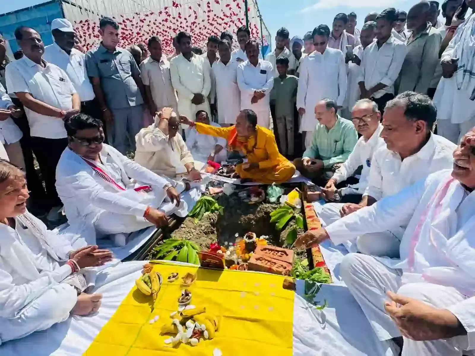 डीग में आधुनिक गोदाम के शिलान्यास समारोह में विधि-विधान से भूमि पूजन करते मंत्री जवाहर सिंह बेढ़म और विधायक डॉ. शैलेष सिंह। डीग में आधुनिक गोदाम के शिलान्यास समारोह में विधि-विधान से भूमि पूजन करते मंत्री जवाहर सिंह बेढ़म और विधायक डॉ. शैलेष सिंह।