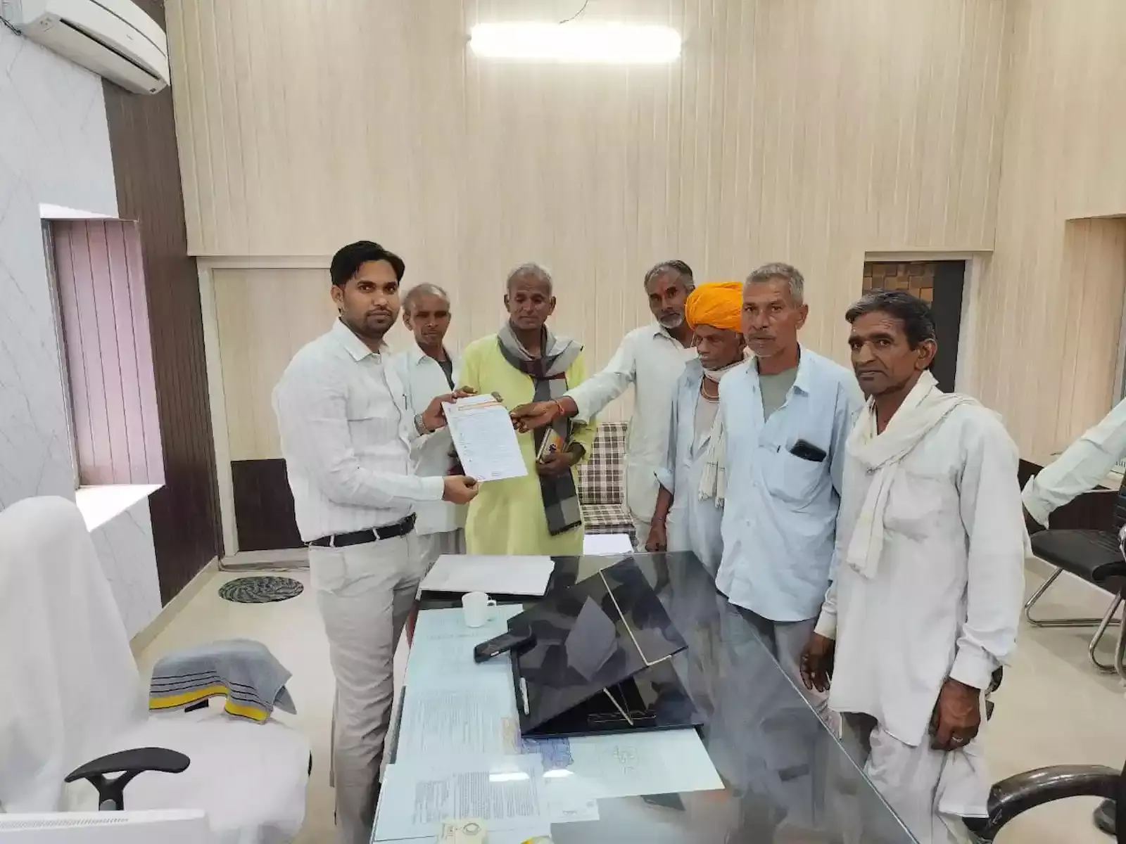 बेगूं उपखंड कार्यालय में फसल खराबे के उचित मुआवजे की मांग को लेकर ज्ञापन सौंपते भारतीय किसान संघ के सदस्य। बेगूं उपखंड कार्यालय में फसल खराबे के उचित मुआवजे की मांग को लेकर ज्ञापन सौंपते भारतीय किसान संघ के सदस्य।