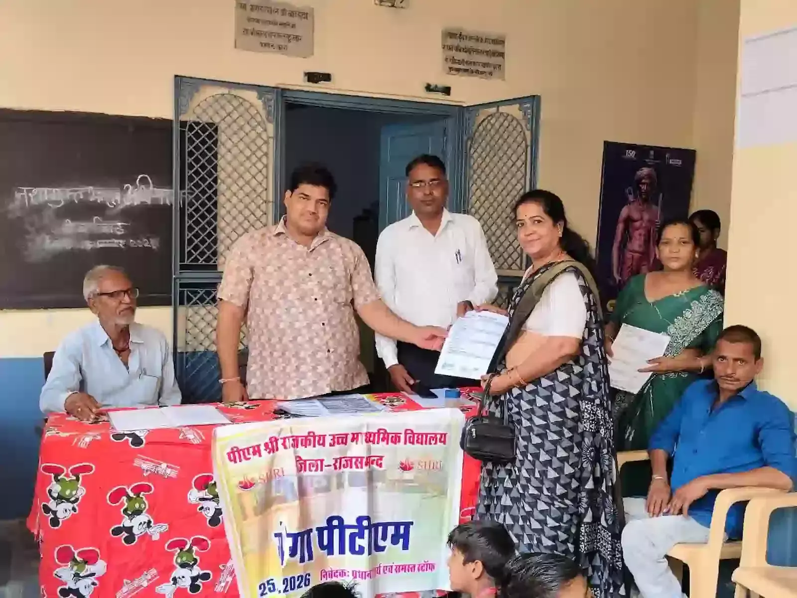 आमेट के पीएम श्री विद्यालय में मेगा पीटीएम के दौरान रिपोर्ट कार्ड वितरण कार्यक्रम में उपस्थित शिक्षक और अभिभावक।