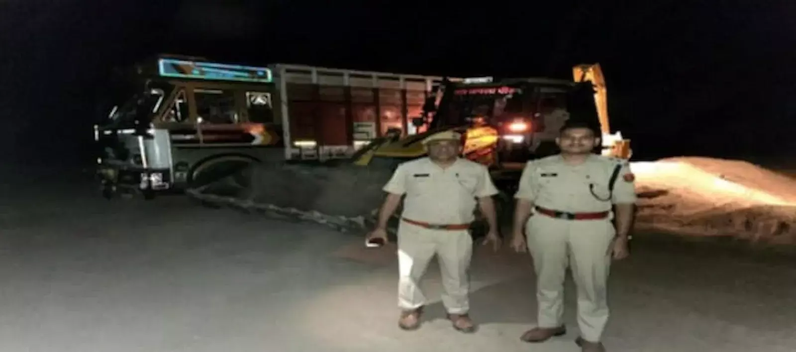 जैतारण पुलिस द्वारा रामावास कलां में जब्त की गई जेसीबी और अवैध बजरी से भरा ट्रक दिख रहा है। जैतारण पुलिस द्वारा रामावास कलां में जब्त की गई जेसीबी और अवैध बजरी से भरा ट्रक दिख रहा है।