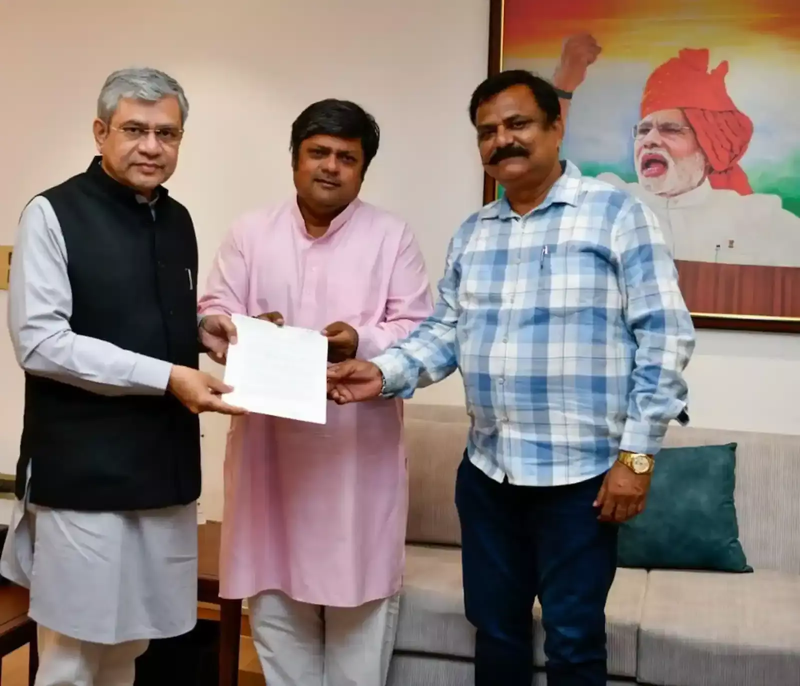 सांसद दुष्यंत सिंह रेल मंत्री अश्विनी वैष्णव को नई दिल्ली में रेल सुविधाओं के विस्तार हेतु मांग पत्र सौंपते हुए। सांसद दुष्यंत सिंह रेल मंत्री अश्विनी वैष्णव को नई दिल्ली में रेल सुविधाओं के विस्तार हेतु मांग पत्र सौंपते हुए।