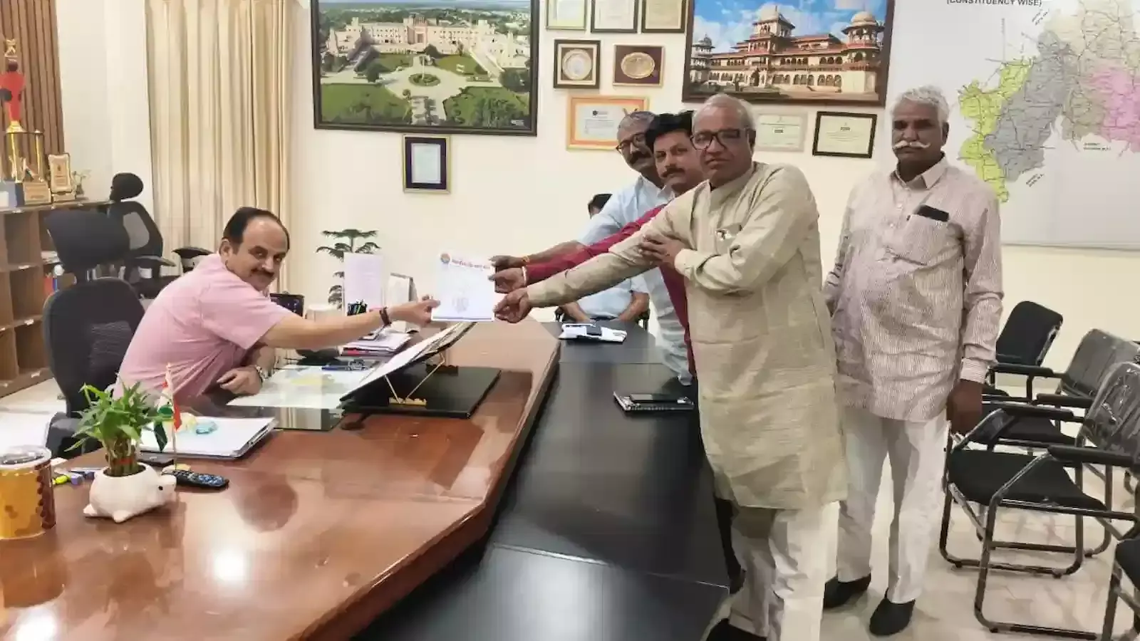 झालावाड़ जिला कलेक्ट्रेट परिसर में किसान संघ के पदाधिकारी मुख्यमंत्री के नाम जिला कलेक्टर को ज्ञापन सौंपते हुए। झालावाड़ जिला कलेक्ट्रेट परिसर में किसान संघ के पदाधिकारी मुख्यमंत्री के नाम जिला कलेक्टर को ज्ञापन सौंपते हुए।