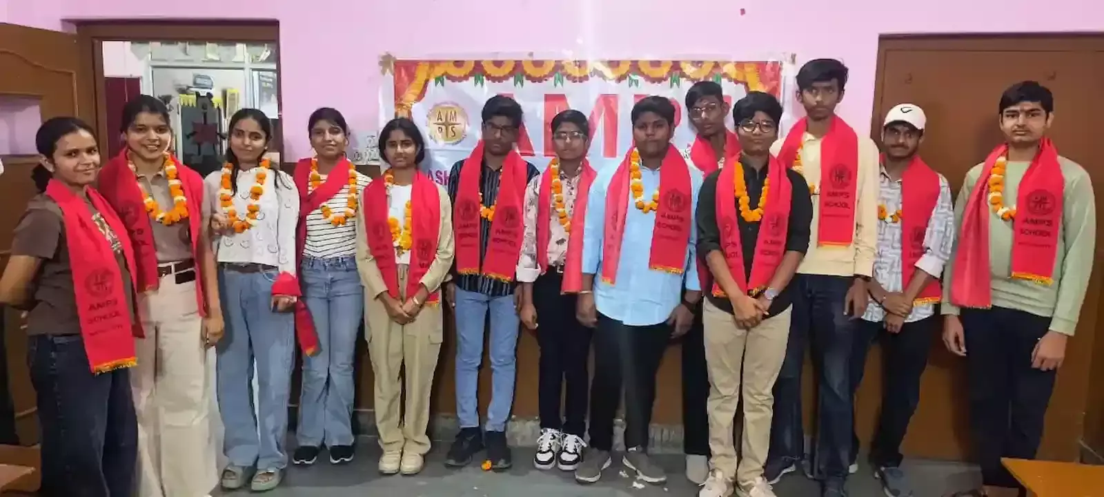 हिंडौन सिटी के आशीष मेमोरियल स्कूल में 10वीं बोर्ड के मेधावी विद्यार्थी और शिक्षक विजय उत्सव मनाते हुए। हिंडौन सिटी के आशीष मेमोरियल स्कूल में 10वीं बोर्ड के मेधावी विद्यार्थी और शिक्षक विजय उत्सव मनाते हुए।