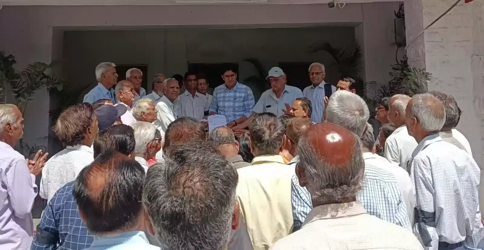 निम्बाहेड़ा उपखंड कार्यालय के बाहर राजस्थान पेंशनर समाज के सदस्य आठवें वेतन आयोग के विरोध में प्रदर्शन करते हुए। निम्बाहेड़ा उपखंड कार्यालय के बाहर राजस्थान पेंशनर समाज के सदस्य आठवें वेतन आयोग के विरोध में प्रदर्शन करते हुए।