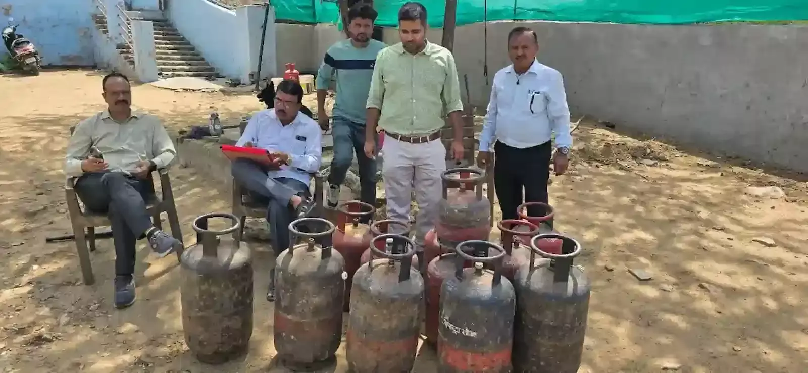 ब्यावर के रायपुर में रसद विभाग की टीम द्वारा जब्त किए गए अवैध एलपीजी सिलेंडरों का ढेर। ब्यावर के रायपुर में रसद विभाग की टीम द्वारा जब्त किए गए अवैध एलपीजी सिलेंडरों का ढेर।