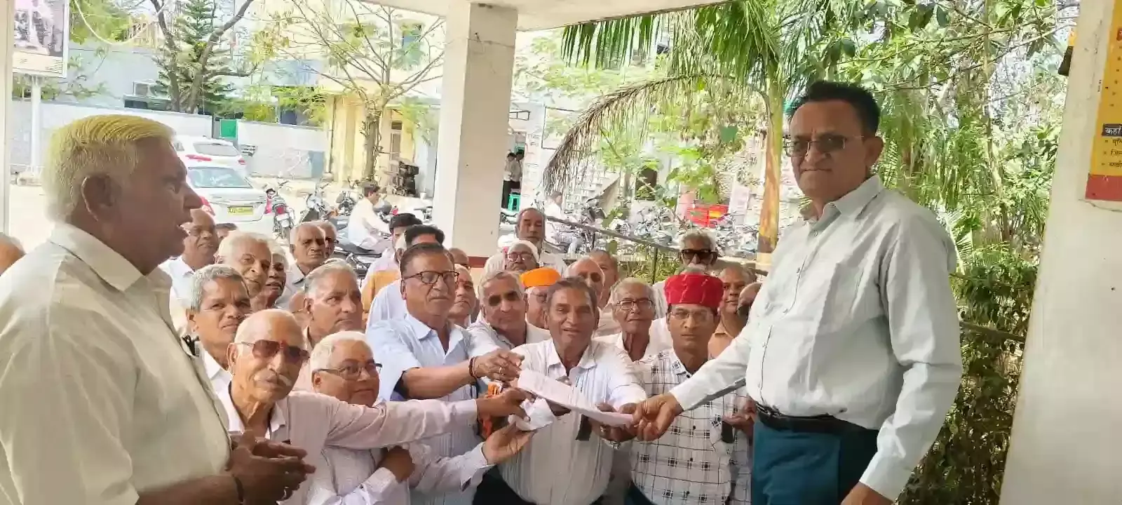 आमेट राजस्थान में केंद्र सरकार के खिलाफ प्रदर्शन करते राजस्थान पेंशनर समाज के विभिन्न सदस्य और पदाधिकारी।