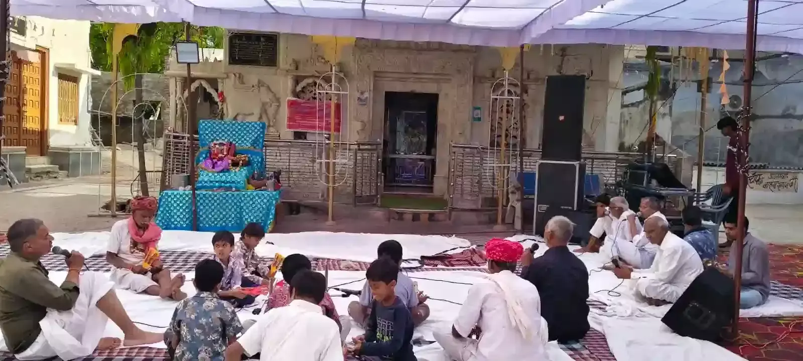 आमेट के जय सिंह श्याम मंदिर में श्री राम जन्मोत्सव पर अखंड रामधुन गाते हुए श्रद्धालु और भव्य सजावट।