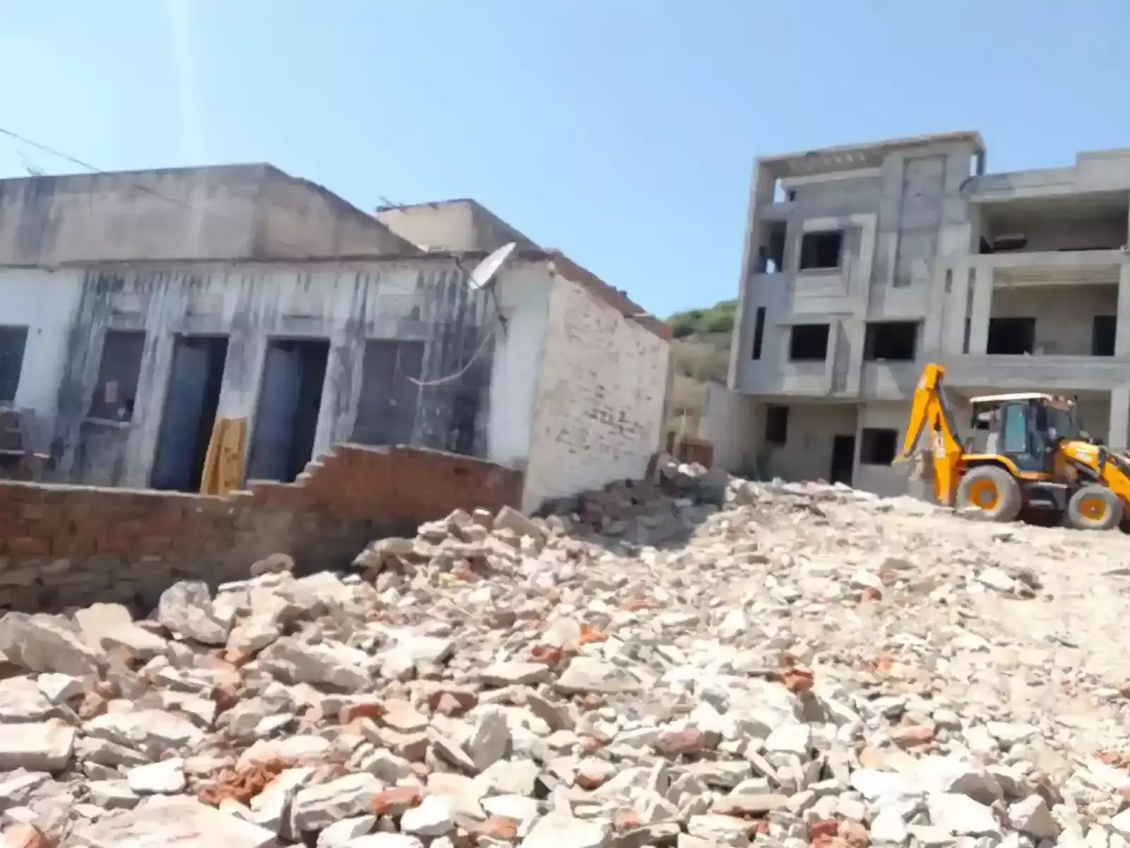 राजसमंद जिले के भीम थाना क्षेत्र में पीड़ित परिवारों द्वारा विधायक पुत्र रणजीत सिंह के खिलाफ दर्ज कराई गई एफआईआर की प्रति और घटनास्थल का दृश्य। राजसमंद जिले के भीम थाना क्षेत्र में पीड़ित परिवारों द्वारा विधायक पुत्र रणजीत सिंह के खिलाफ दर्ज कराई गई एफआईआर की प्रति और घटनास्थल का दृश्य।