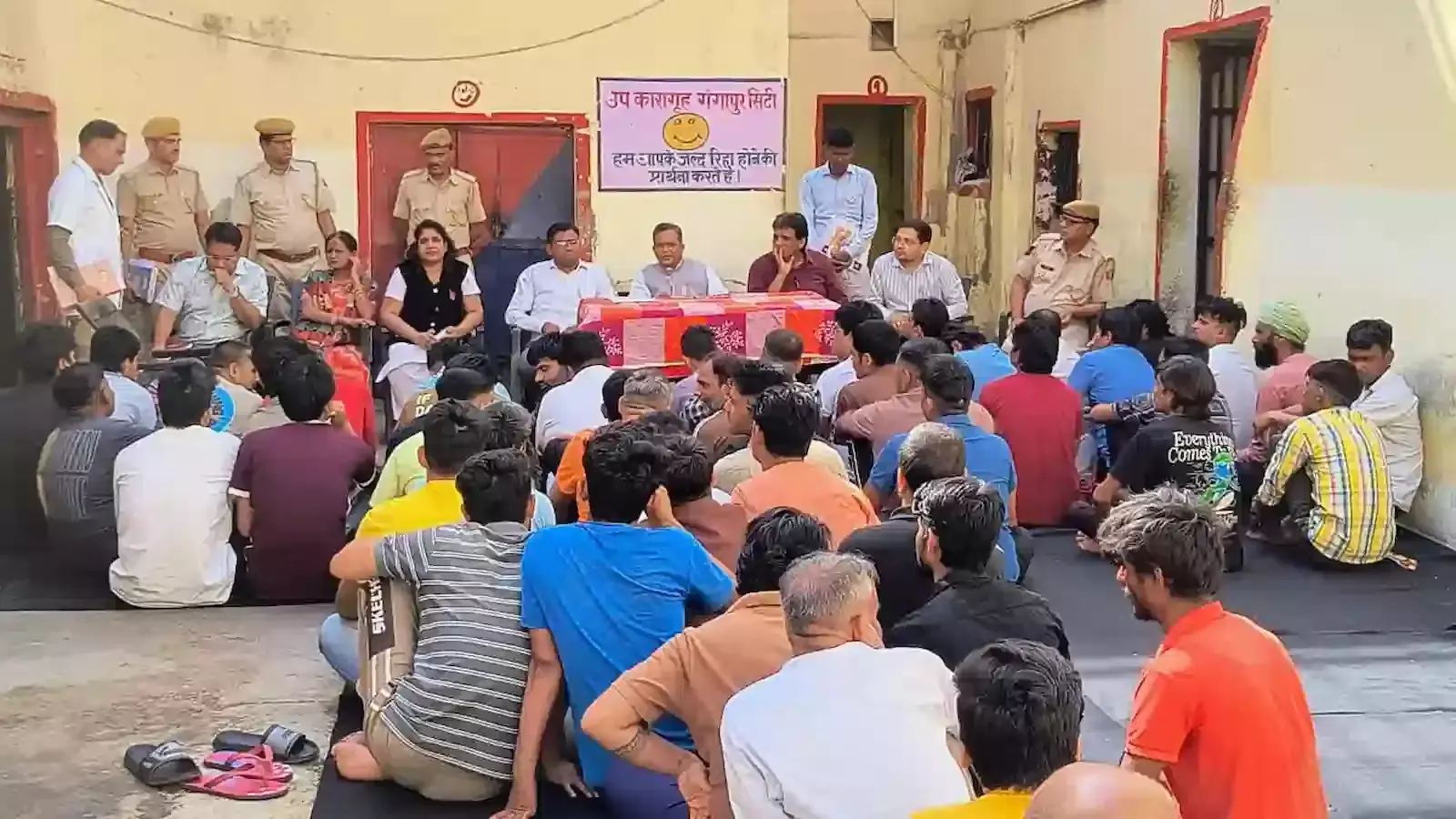 गंगापुर सिटी उप कारागृह में बंदियों से संवाद कर विधिक व्यवस्थाओं का निरीक्षण करते अध्यक्ष तालुका विधिक सेवा समिति व प्रशासनिक अधिकारी। गंगापुर सिटी उप कारागृह में बंदियों से संवाद कर विधिक व्यवस्थाओं का निरीक्षण करते अध्यक्ष तालुका विधिक सेवा समिति व प्रशासनिक अधिकारी।