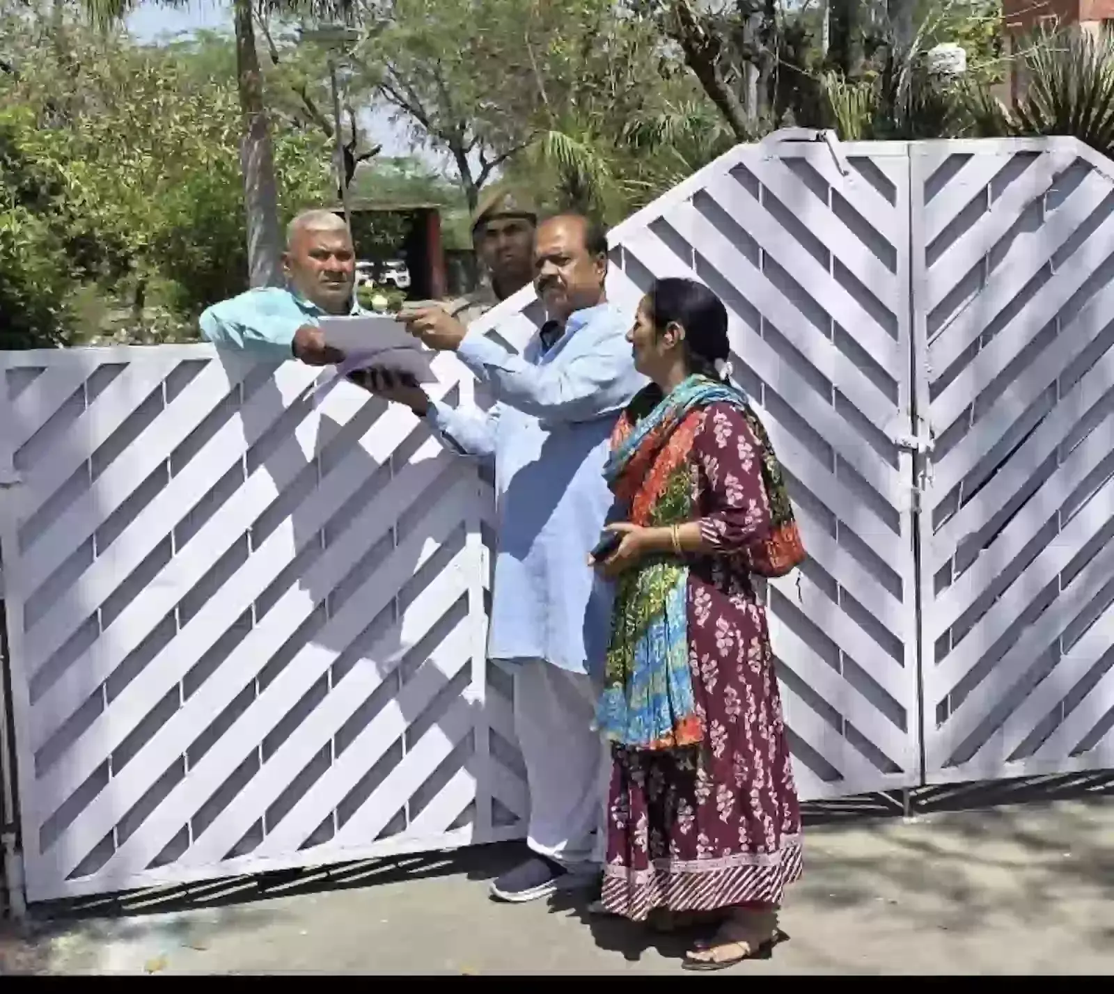 खेत में कटी हुई गेहूं की फसल और खड़े कुछ ग्रामीण मांगरोल बारां में फसल चोरी के विरोध में। खेत में कटी हुई गेहूं की फसल और खड़े कुछ ग्रामीण मांगरोल बारां में फसल चोरी के विरोध में।
