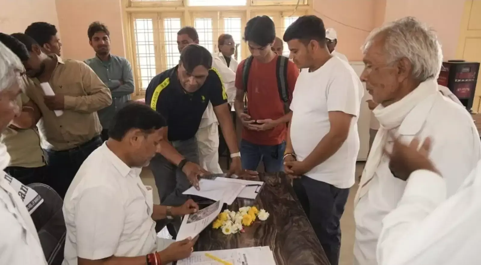बारां कार्यालय में अन्ता विधायक प्रमोद जैन भाया जनसुनवाई के दौरान नागरिकों की समस्याएं सुनते हुए। बारां कार्यालय में अन्ता विधायक प्रमोद जैन भाया जनसुनवाई के दौरान नागरिकों की समस्याएं सुनते हुए।