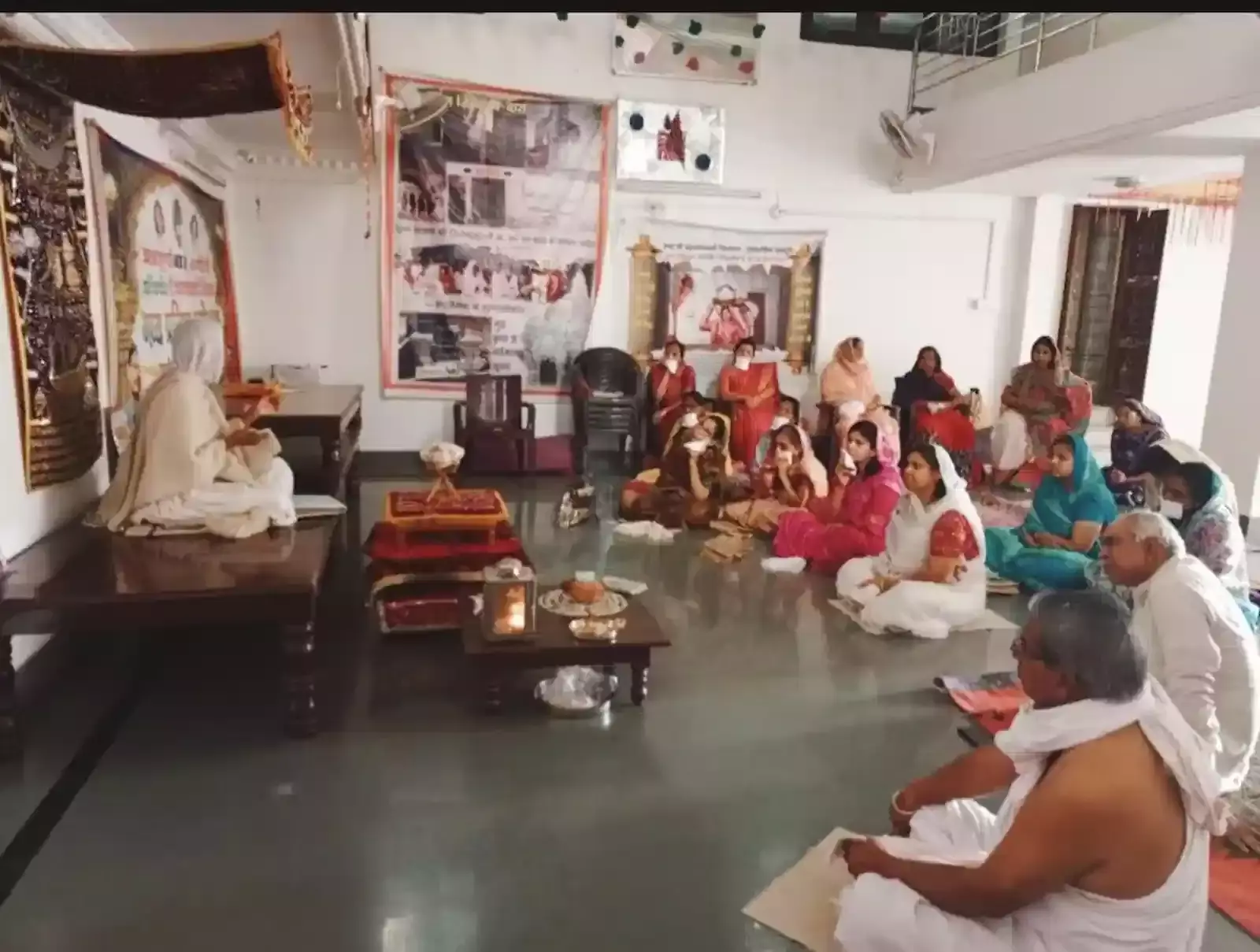 बारां के चन्द्रप्रभू जैन मंदिर में व्याख्यान देतीं साध्वी अर्चना श्रीजी और आराधना में सम्मिलित श्रद्धालु। बारां के चन्द्रप्रभू जैन मंदिर में व्याख्यान देतीं साध्वी अर्चना श्रीजी और आराधना में सम्मिलित श्रद्धालु।