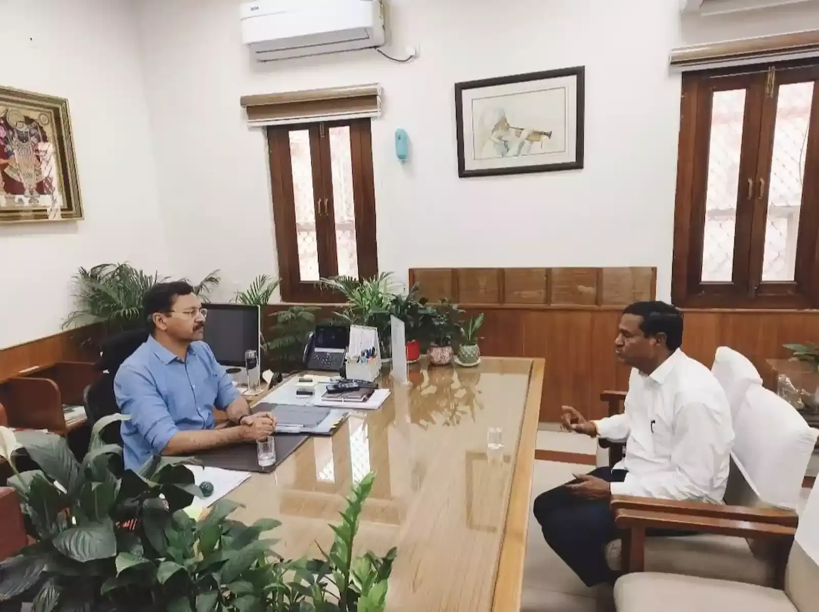 शासन सचिवालय जयपुर में प्रमुख सचिव वैभव गालरिया के साथ बैठक करते विधायक राधेश्याम बैरवा। शासन सचिवालय जयपुर में प्रमुख सचिव वैभव गालरिया के साथ बैठक करते विधायक राधेश्याम बैरवा।