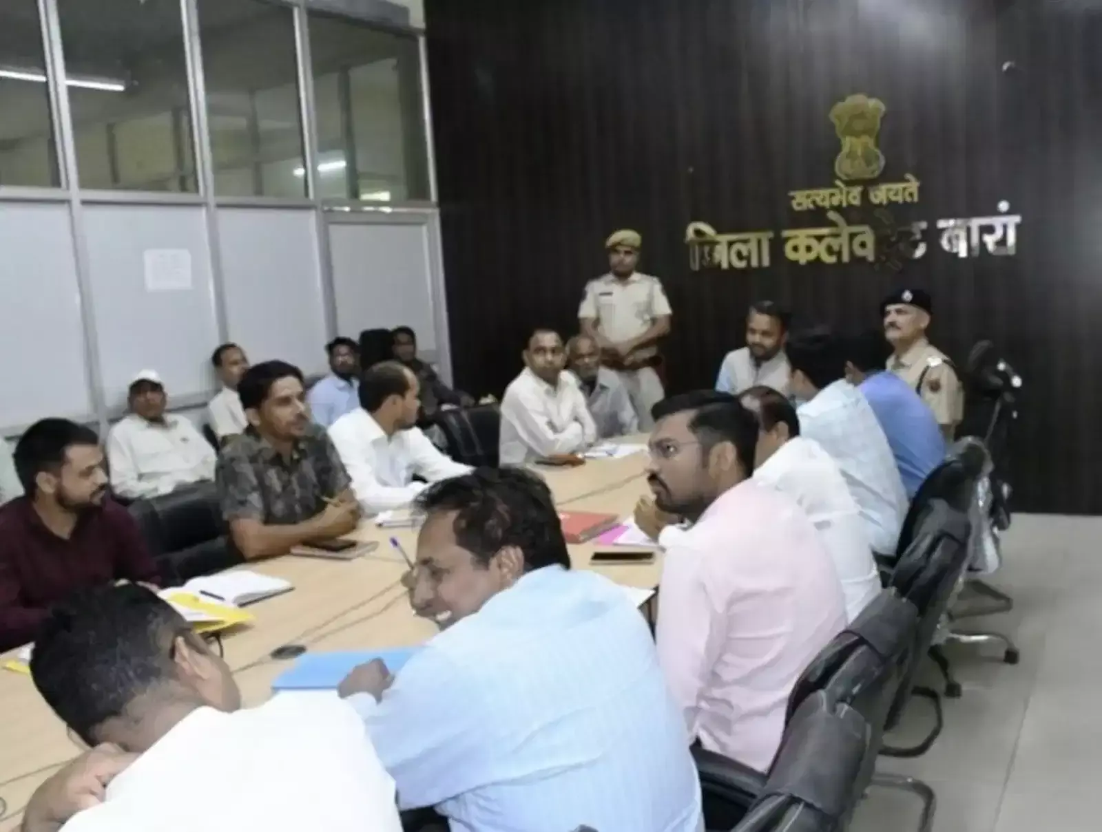 बारां कलेक्ट्रेट के राजीव गांधी सेवा केन्द्र में जनसुनवाई के दौरान अधिकारियों के साथ बैठे जिला कलक्टर रोहिताश्व सिंह तोमर। बारां कलेक्ट्रेट के राजीव गांधी सेवा केन्द्र में जनसुनवाई के दौरान अधिकारियों के साथ बैठे जिला कलक्टर रोहिताश्व सिंह तोमर।
