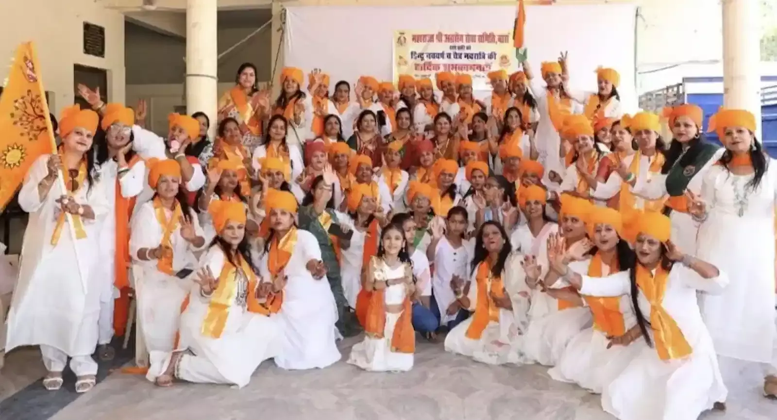 बारां में महाराजा अग्रसेन सेवा समिति के सदस्य सफेद परिधान और भगवा साफा पहनकर हिंदू नववर्ष समारोह में सम्मिलित होते हुए। बारां में महाराजा अग्रसेन सेवा समिति के सदस्य सफेद परिधान और भगवा साफा पहनकर हिंदू नववर्ष समारोह में सम्मिलित होते हुए।