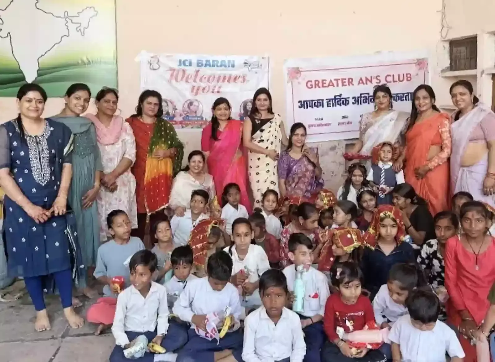 बारां के आदर्श विद्यालय में जेसीआई और ग्रेटर एंस की महिला सदस्य कन्याओं को भोजन परोसती हुईं। बारां के आदर्श विद्यालय में जेसीआई और ग्रेटर एंस की महिला सदस्य कन्याओं को भोजन परोसती हुईं।
