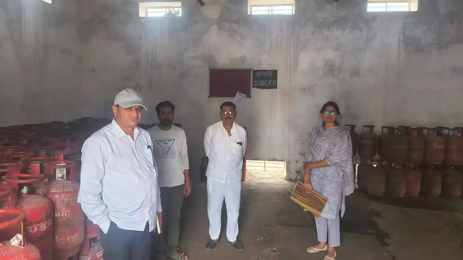 सवाई माधोपुर में रसद विभाग के अधिकारियों द्वारा अवैध भंडारण से जब्त किए गए घरेलू गैस सिलेंडरों का निरीक्षण। सवाई माधोपुर में रसद विभाग के अधिकारियों द्वारा अवैध भंडारण से जब्त किए गए घरेलू गैस सिलेंडरों का निरीक्षण।