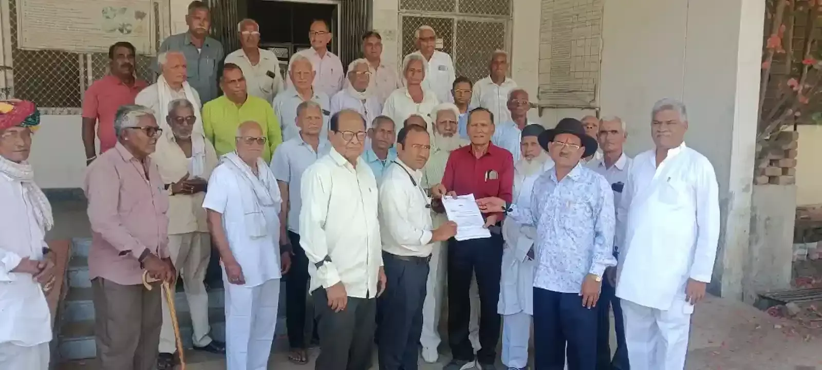 भूपालसागर में काली पट्टी बांधकर विरोध प्रदर्शन करते पेंशनर समाज के सदस्य उपखंड अधिकारी को ज्ञापन देते हुए। भूपालसागर में काली पट्टी बांधकर विरोध प्रदर्शन करते पेंशनर समाज के सदस्य उपखंड अधिकारी को ज्ञापन देते हुए।