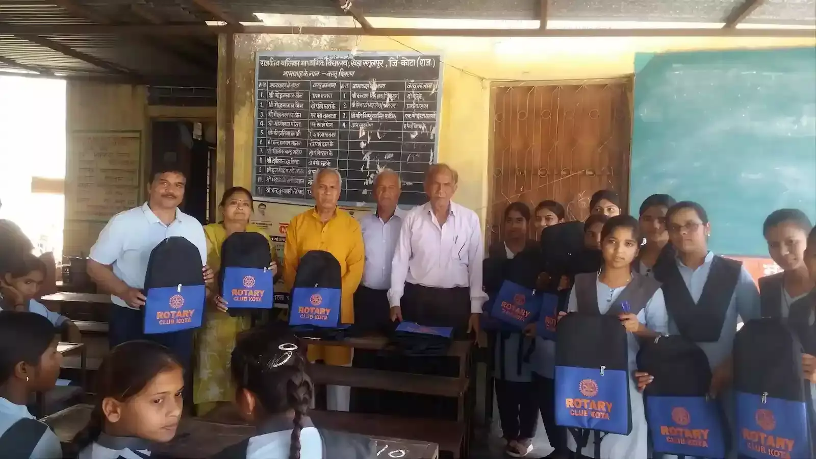 कोटा के खेड़ा रामपुर स्कूल में बच्चों को बैग बांटते रोटरी क्लब के पदाधिकारी और सदस्य। कोटा के खेड़ा रामपुर स्कूल में बच्चों को बैग बांटते रोटरी क्लब के पदाधिकारी और सदस्य।