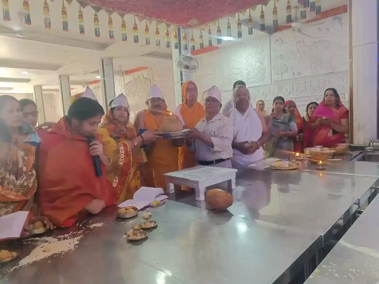 विज्ञान नगर दिगंबर जैन मंदिर में भगवान संभावनाथ की प्रतिमा के समक्ष निर्वाण लाडू चढ़ाते श्रद्धालु और जैन समाज के लोग। विज्ञान नगर दिगंबर जैन मंदिर में भगवान संभावनाथ की प्रतिमा के समक्ष निर्वाण लाडू चढ़ाते श्रद्धालु और जैन समाज के लोग।
