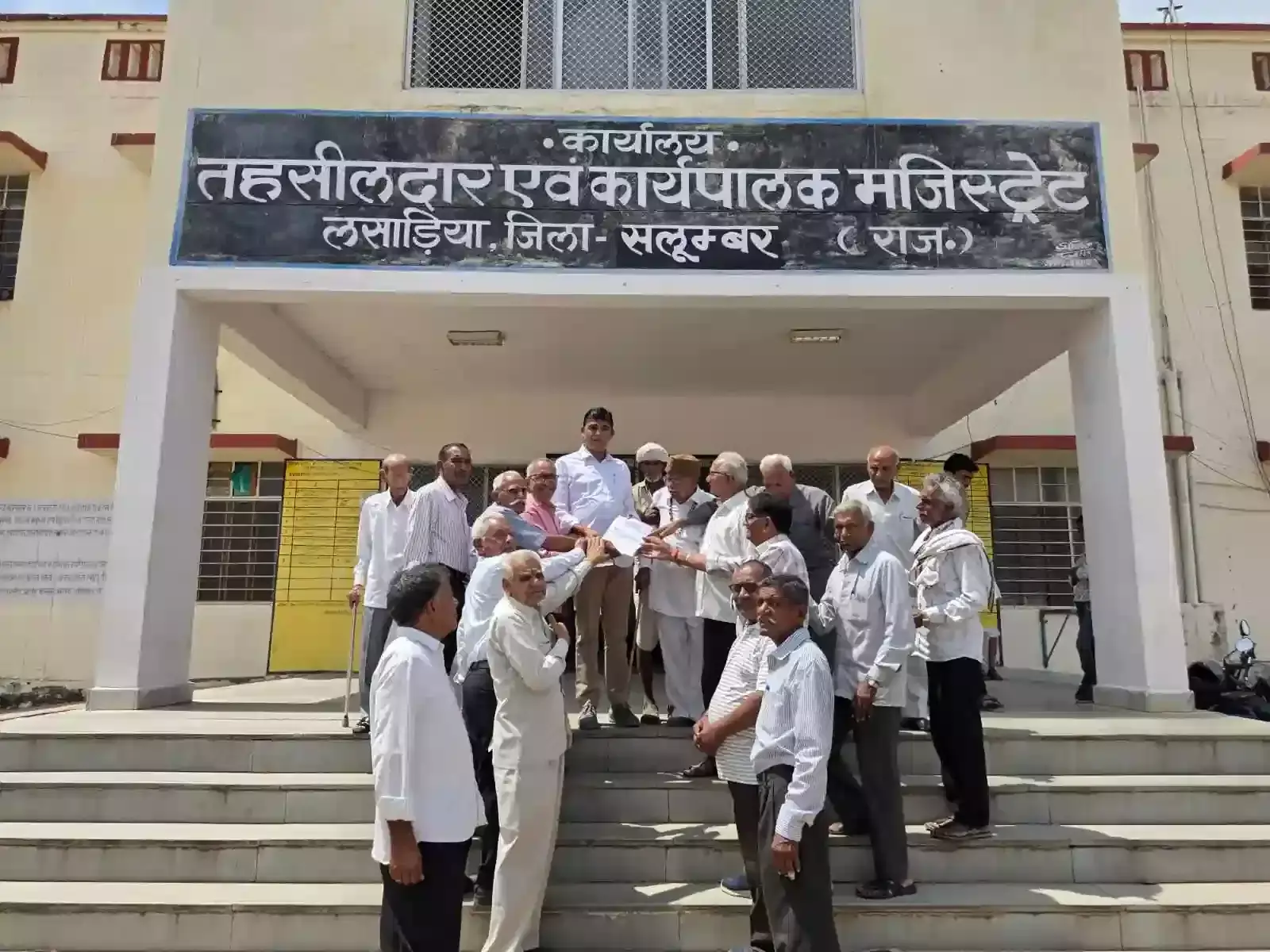 लसाडिया में उपखण्ड अधिकारी को पेंशनर समाज के सदस्य अपनी मांगों का ज्ञापन सौंपते हुए। लसाडिया में उपखण्ड अधिकारी को पेंशनर समाज के सदस्य अपनी मांगों का ज्ञापन सौंपते हुए।