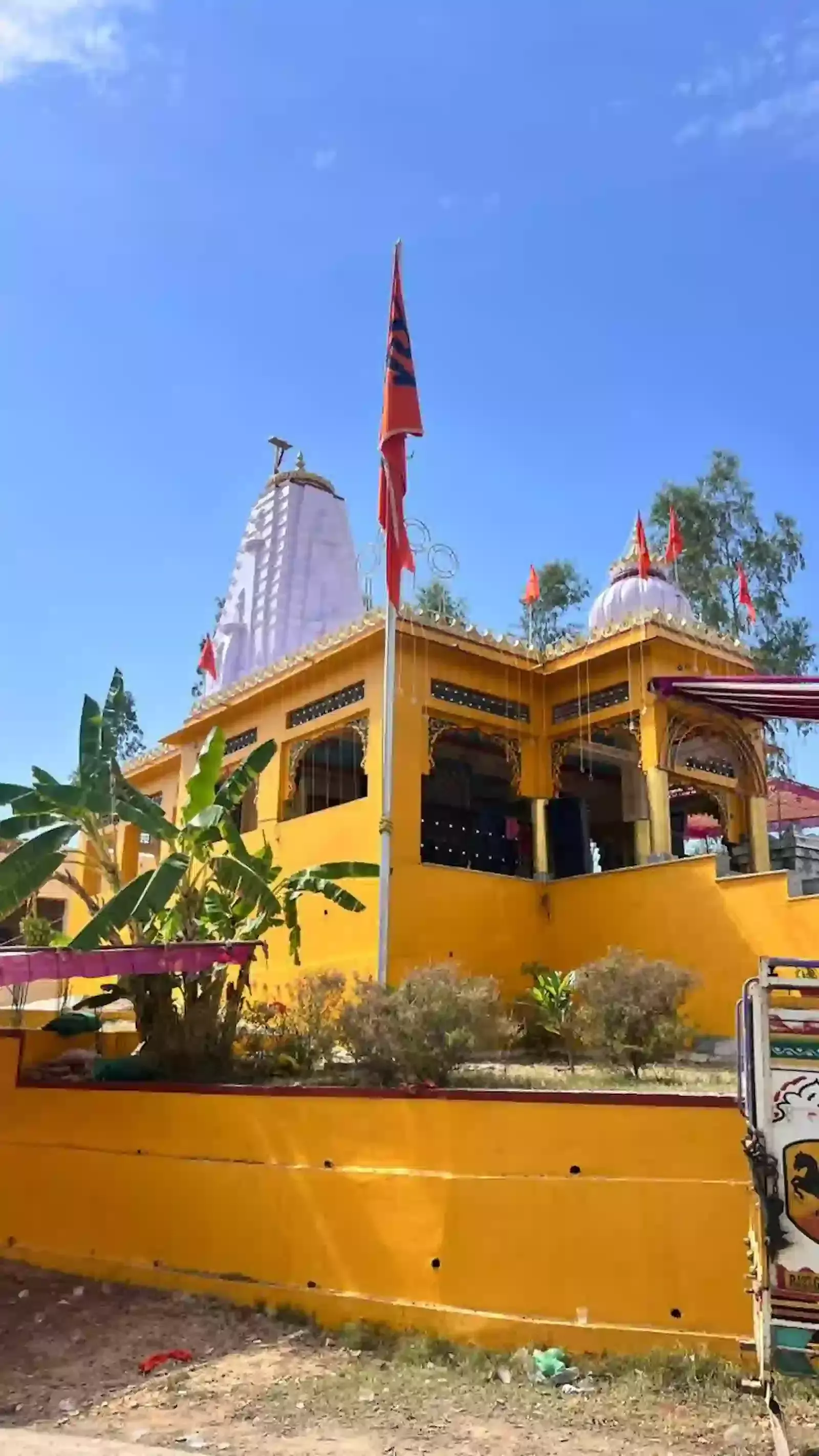 श्री राम दरबार परिसर ब्राह्मणों का खेरवाड़ा में विशाल भगवा ध्वज स्थापना के दौरान एकत्रित श्रद्धालु और ग्रामीण। श्री राम दरबार परिसर ब्राह्मणों का खेरवाड़ा में विशाल भगवा ध्वज स्थापना के दौरान एकत्रित श्रद्धालु और ग्रामीण।