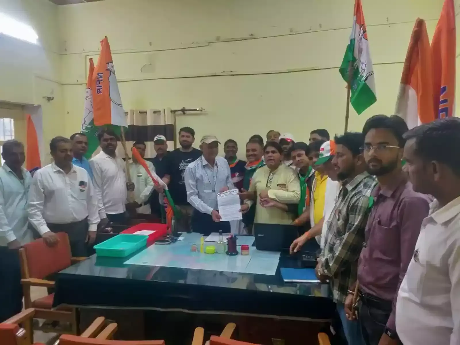 सहायक मंडल अभियंता कार्यालय गंगापुर सिटी के बाहर प्रदर्शन करते हुए वेस्ट सेंट्रल रेलवे मजदूर संघ के कर्मचारी। सहायक मंडल अभियंता कार्यालय गंगापुर सिटी के बाहर प्रदर्शन करते हुए वेस्ट सेंट्रल रेलवे मजदूर संघ के कर्मचारी।
