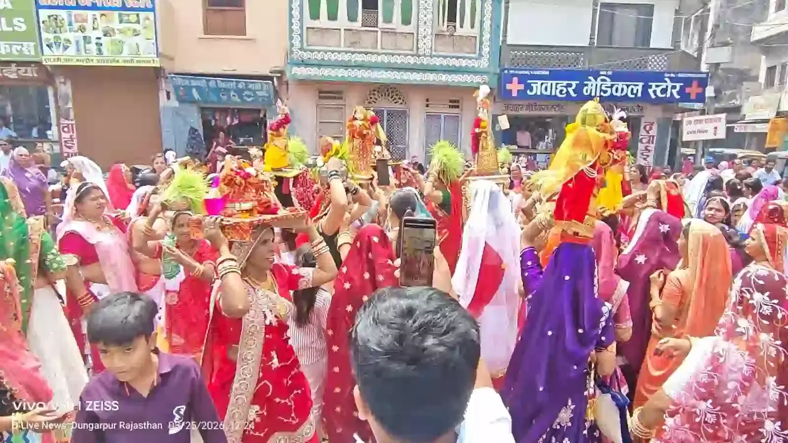 डूंगरपुर के पुराना बाजार में गणगौर शोभायात्रा के दौरान सिर पर प्रतिमाएं रखकर चलतीं खटीक समाज की महिलाएं। डूंगरपुर के पुराना बाजार में गणगौर शोभायात्रा के दौरान सिर पर प्रतिमाएं रखकर चलतीं खटीक समाज की महिलाएं।