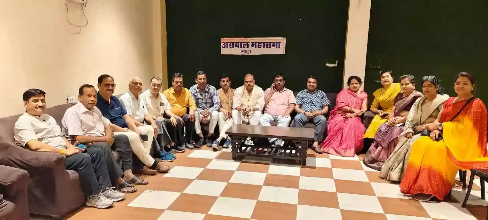 भरतपुर में अग्रवाल महासभा की बैठक में उपस्थित पदाधिकारी श्रीराम शोभायात्रा की योजना बनाते हुए। भरतपुर में अग्रवाल महासभा की बैठक में उपस्थित पदाधिकारी श्रीराम शोभायात्रा की योजना बनाते हुए।