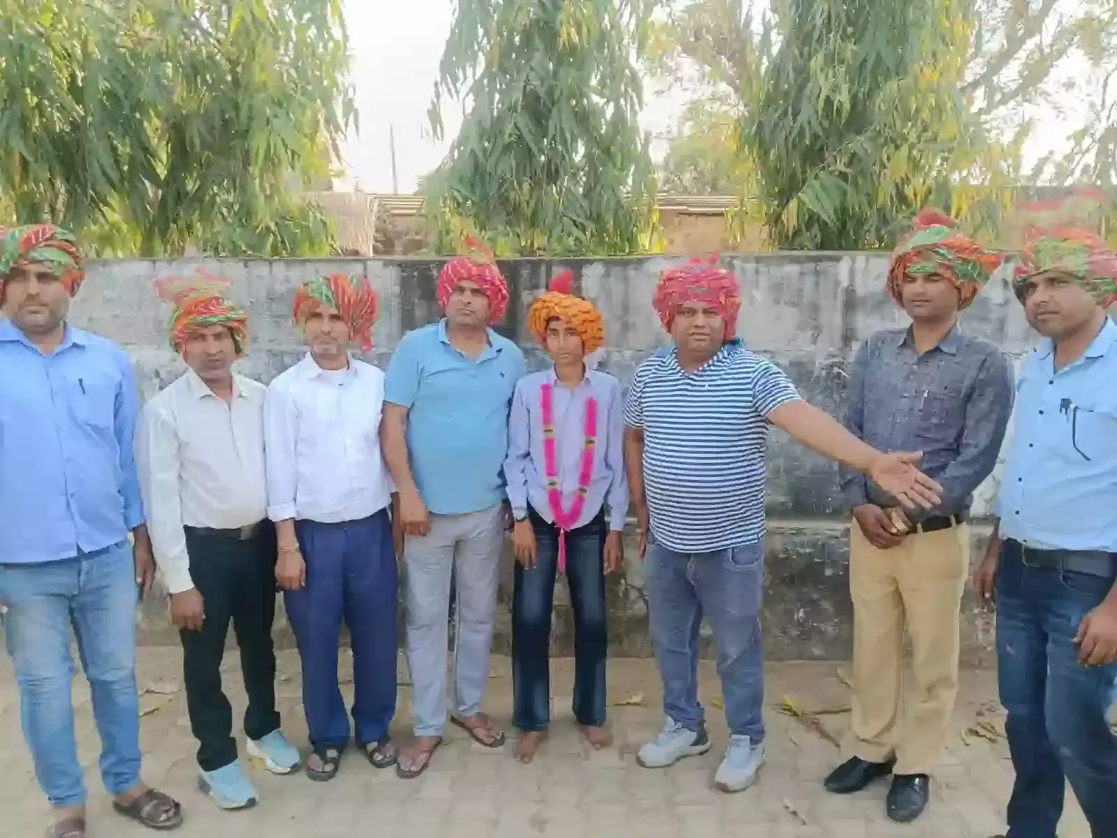 भुसावर के आदर्श विद्या मंदिर स्कूल परिसर में मेधावी छात्रों को स्मृति चिह्न प्रदान करते विद्यालय प्रबंधन समिति के सदस्य और शिक्षक। भुसावर के आदर्श विद्या मंदिर स्कूल परिसर में मेधावी छात्रों को स्मृति चिह्न प्रदान करते विद्यालय प्रबंधन समिति के सदस्य और शिक्षक।