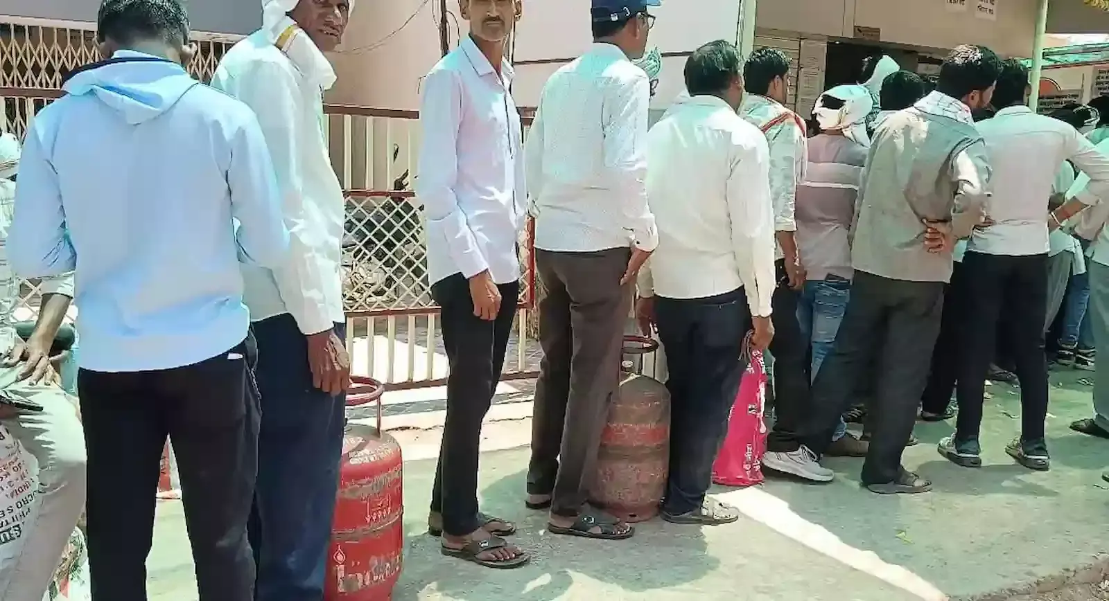 अमरावती की मोर्शी तहसील में पेट्रोल पंप पर ईंधन के लिए कतार में खड़े दुपहिया वाहन चालक और नागरिक।