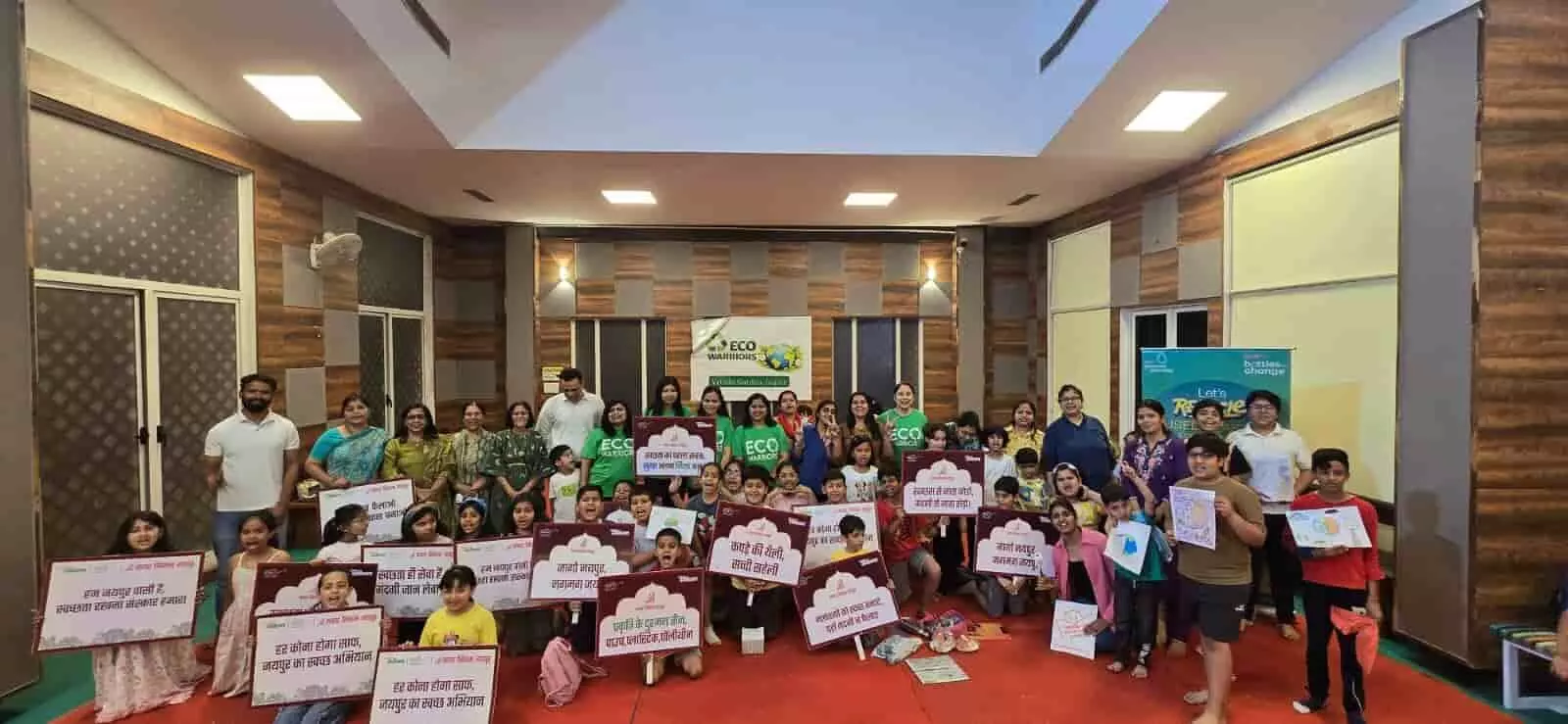 जगतपुरा के वृंदा अपार्टमेंट में स्वच्छता जागरूकता कार्यक्रम के दौरान उपस्थित नागरिक और बच्चे। जगतपुरा के वृंदा अपार्टमेंट में स्वच्छता जागरूकता कार्यक्रम के दौरान उपस्थित नागरिक और बच्चे।