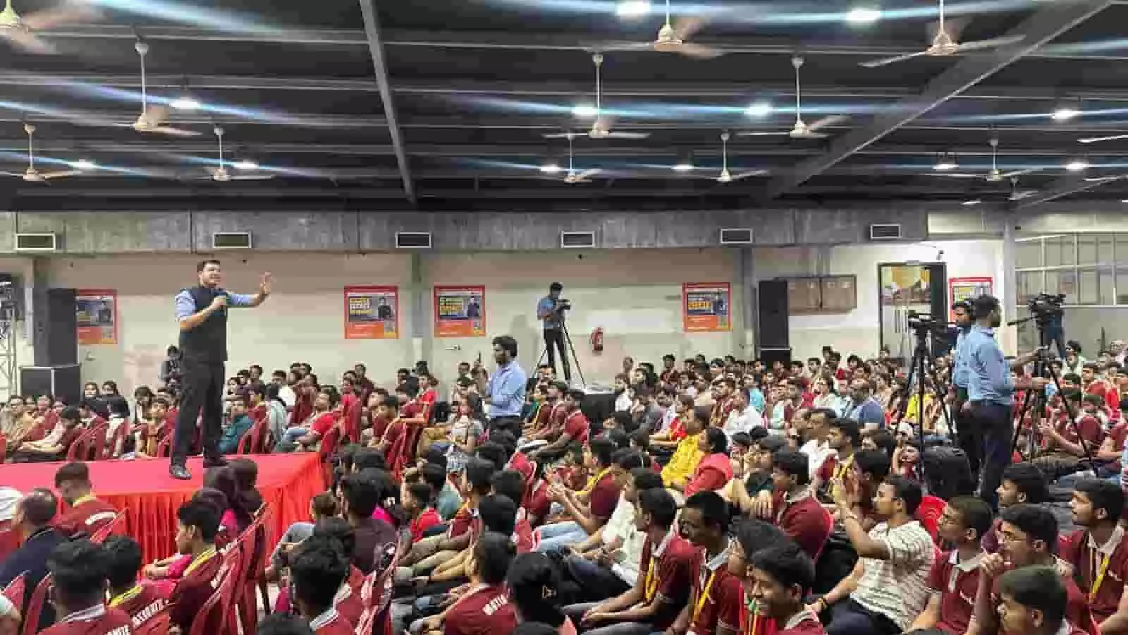 कोटा में आयोजित मेगा ओरिएंटेशन कार्यक्रम के दौरान मंच से विद्यार्थियों को संबोधित करते नितिन विजय। कोटा में आयोजित मेगा ओरिएंटेशन कार्यक्रम के दौरान मंच से विद्यार्थियों को संबोधित करते नितिन विजय।