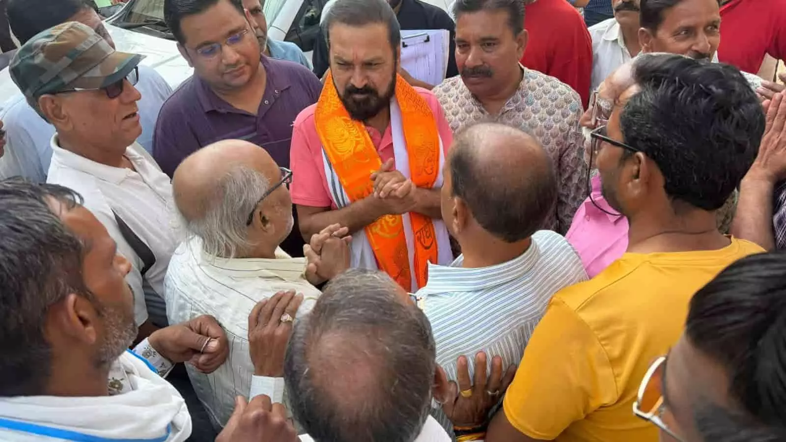 कोटा के बसंत विहार में विधायक संदीप शर्मा अधिकारियों के साथ विकास कार्यों का निरीक्षण और जनसंवाद करते हुए। कोटा के बसंत विहार में विधायक संदीप शर्मा अधिकारियों के साथ विकास कार्यों का निरीक्षण और जनसंवाद करते हुए।