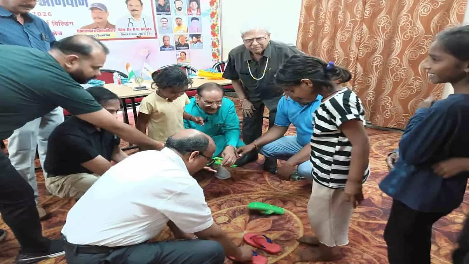कोटा के बसंत विहार में रोटरी क्लब के सदस्य जरूरतमंद बच्चों को चप्पल वितरित करते हुए। कोटा के बसंत विहार में रोटरी क्लब के सदस्य जरूरतमंद बच्चों को चप्पल वितरित करते हुए।