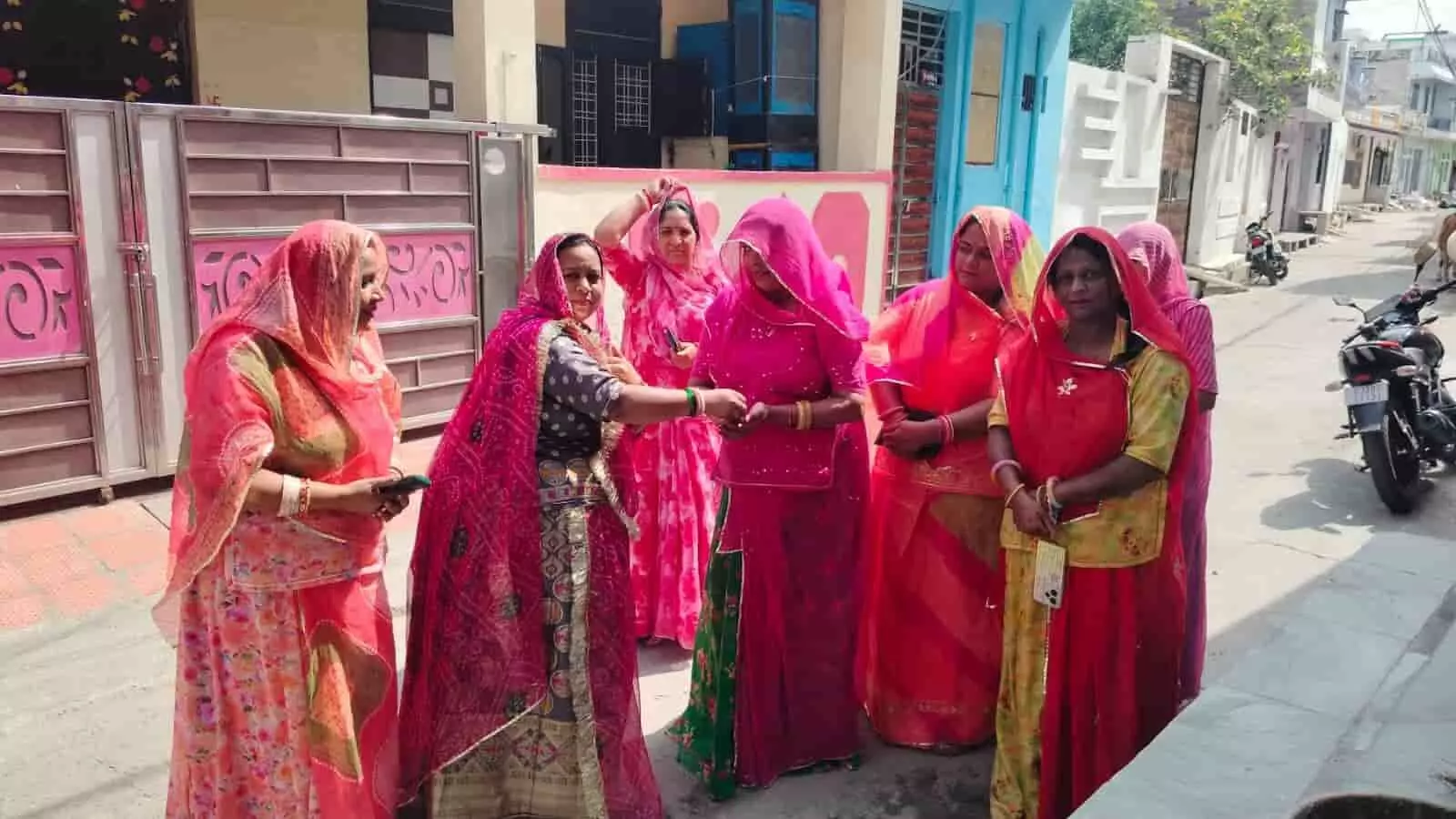 कोटा में सुखदेव सिंह गोगामेड़ी न्याय यात्रा के लिए पीले चावल बांटती महिला करणी सेना पदाधिकारी। कोटा में सुखदेव सिंह गोगामेड़ी न्याय यात्रा के लिए पीले चावल बांटती महिला करणी सेना पदाधिकारी।