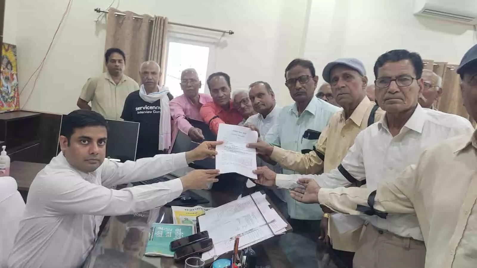 डीग: पेंशनर्स ने मनाया काला दिवस, नए पेंशन अधिनियम के खिलाफ पीएम को भेजा ज्ञापन डीग: पेंशनर्स ने मनाया काला दिवस, नए पेंशन अधिनियम के खिलाफ पीएम को भेजा ज्ञापन