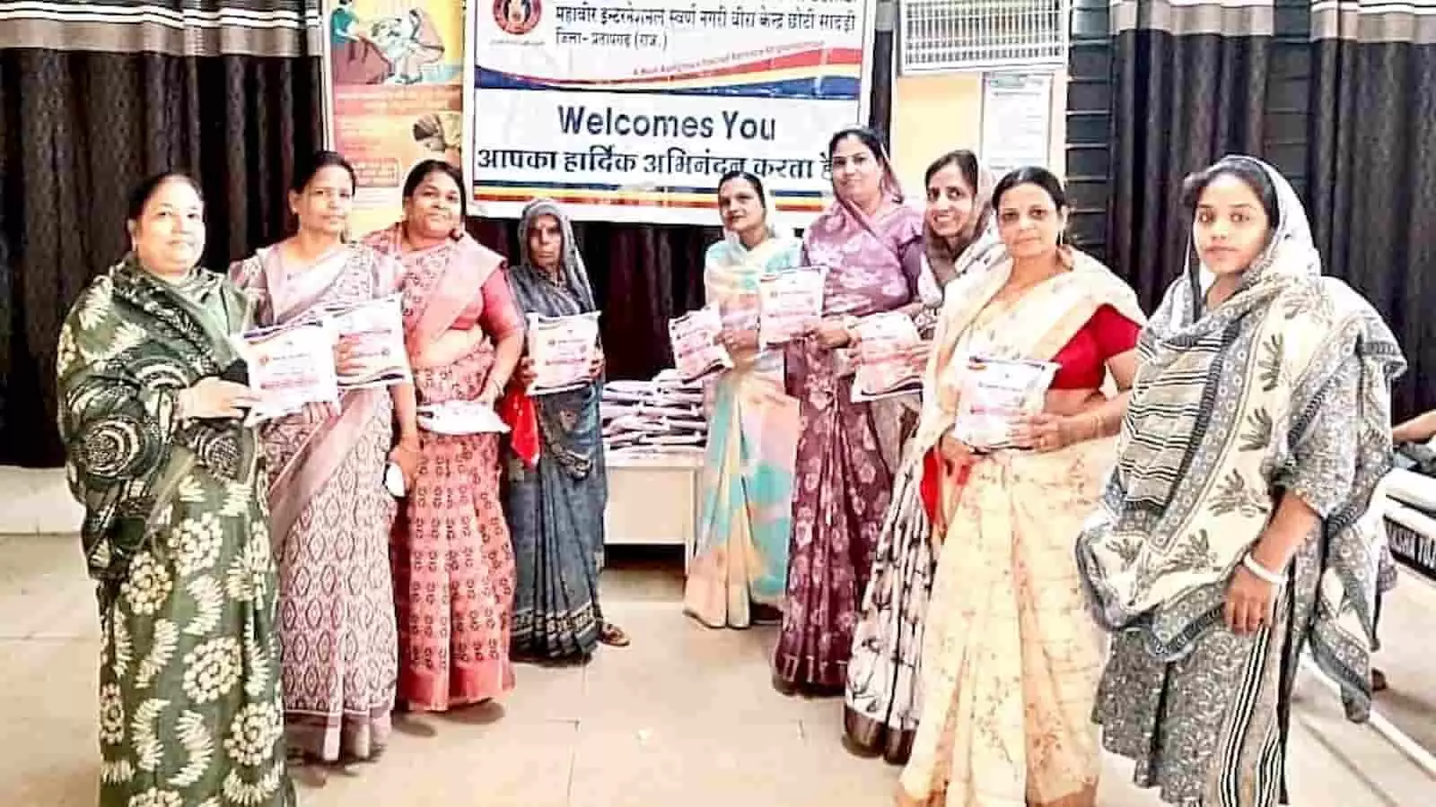 छोटीसादड़ी के अस्पताल में नर्सिंग ऑफिसर और महावीर इंटरनेशनल की महिला सदस्य नवजातों को बेबी किट बांटते हुए। छोटीसादड़ी के अस्पताल में नर्सिंग ऑफिसर और महावीर इंटरनेशनल की महिला सदस्य नवजातों को बेबी किट बांटते हुए।