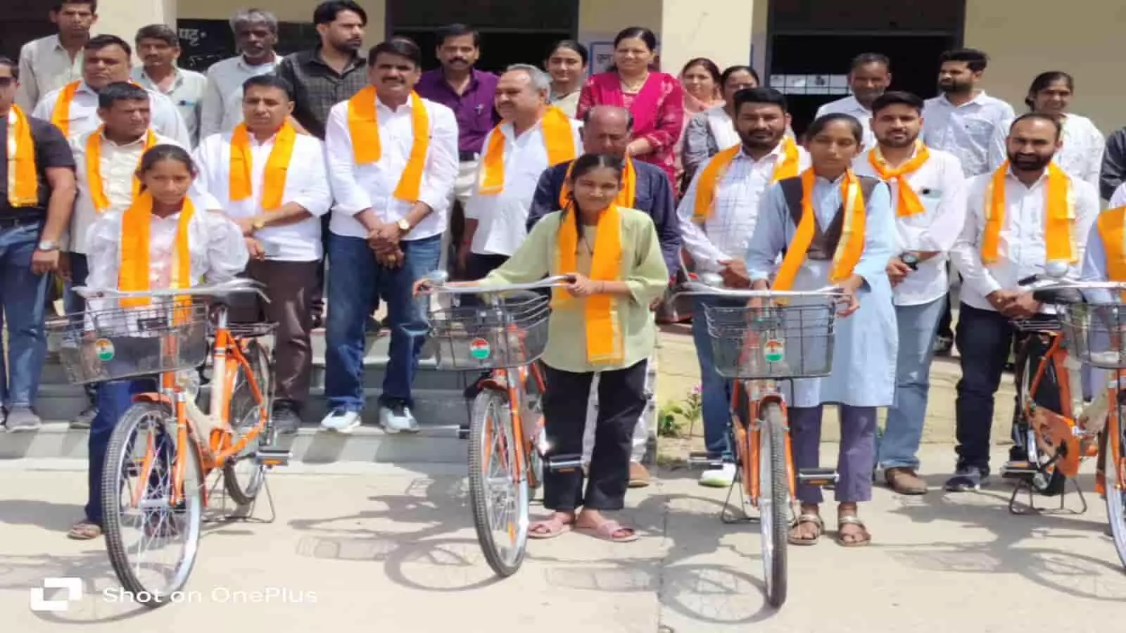 राजकीय उच्च माध्यमिक विद्यालय बडोली माधोसिंह में छात्राओं को निशुल्क साइकिल वितरित करते अतिथि और ग्रामीण। राजकीय उच्च माध्यमिक विद्यालय बडोली माधोसिंह में छात्राओं को निशुल्क साइकिल वितरित करते अतिथि और ग्रामीण।
