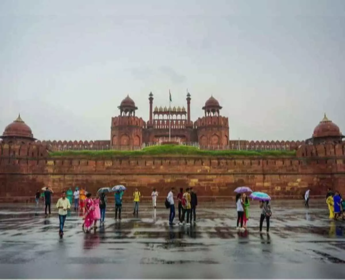 बदल रहा है दिल्ली का मौसम- 32°C तापमान और ठंडी हवाओं के बीच ऐसा रहेगा आज का दिन