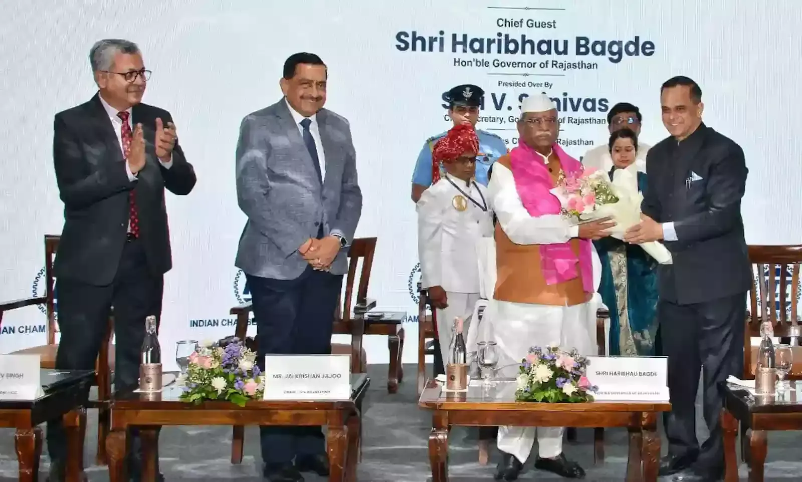 जयपुर के एक निजी होटल में कार्यक्रम के दौरान मंच पर भाषण देते हुए राजस्थान के राज्यपाल श्री हरिभाऊ बागडे। जयपुर के एक निजी होटल में कार्यक्रम के दौरान मंच पर भाषण देते हुए राजस्थान के राज्यपाल श्री हरिभाऊ बागडे।