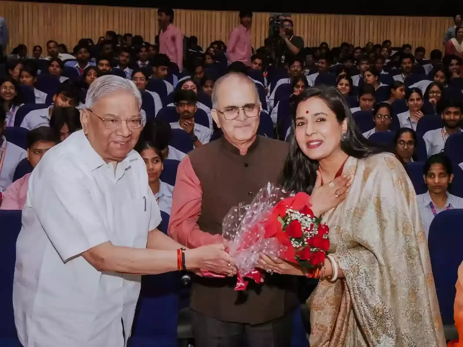 जयपुर में नृत्यम कार्यक्रम के समापन पर मंच पर ओडिसी नृत्य की प्रस्तुति देते कलाकार। जयपुर में नृत्यम कार्यक्रम के समापन पर मंच पर ओडिसी नृत्य की प्रस्तुति देते कलाकार।