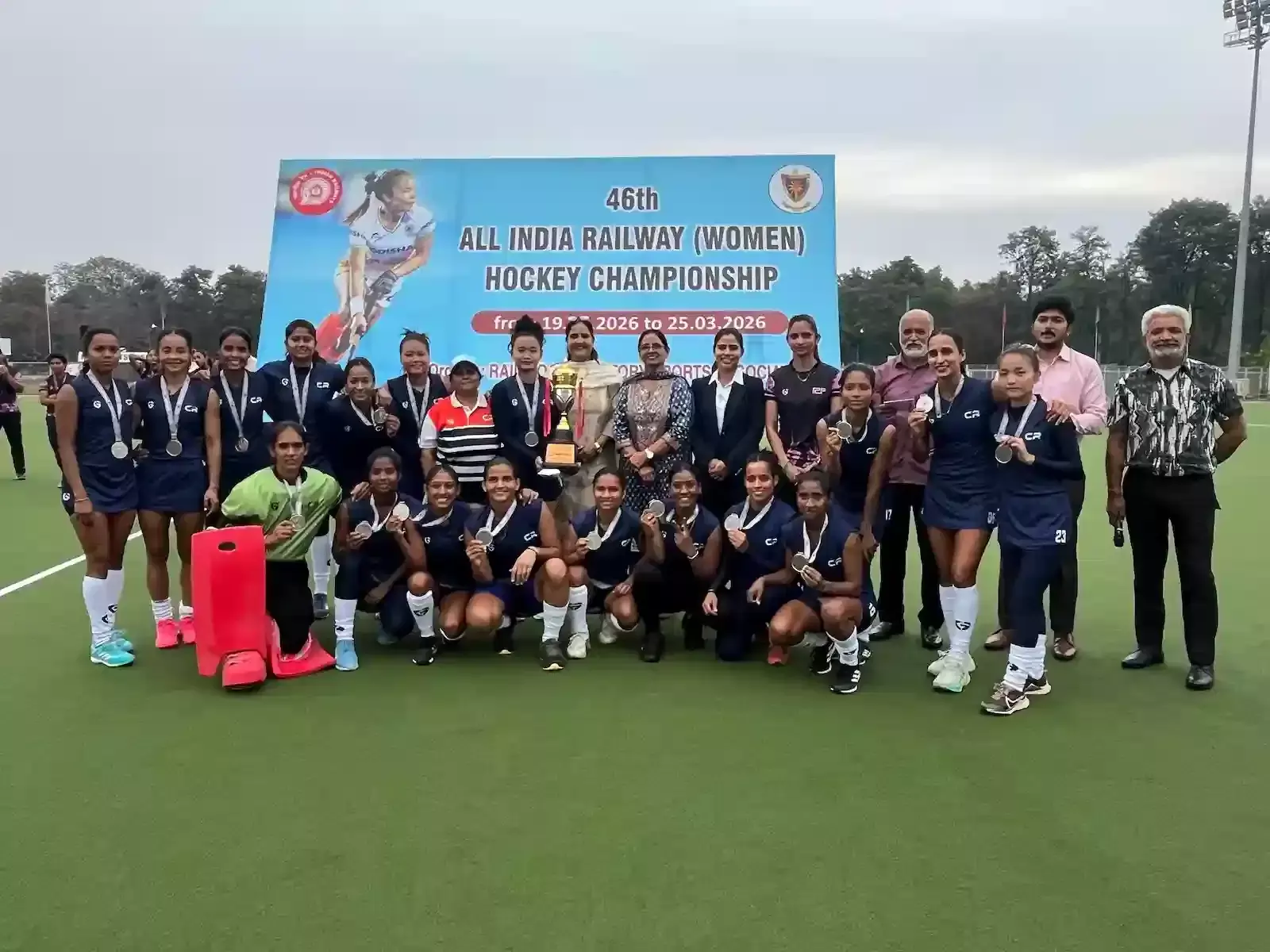 कपूरथला रेल डिब्बा कारखाना में आयोजित महिला हॉकी चैम्पियनशिप के समापन समारोह में विजेता टीम नॉर्दर्न रेलवे की खिलाड़ी ट्रॉफी के साथ। कपूरथला रेल डिब्बा कारखाना में आयोजित महिला हॉकी चैम्पियनशिप के समापन समारोह में विजेता टीम नॉर्दर्न रेलवे की खिलाड़ी ट्रॉफी के साथ।