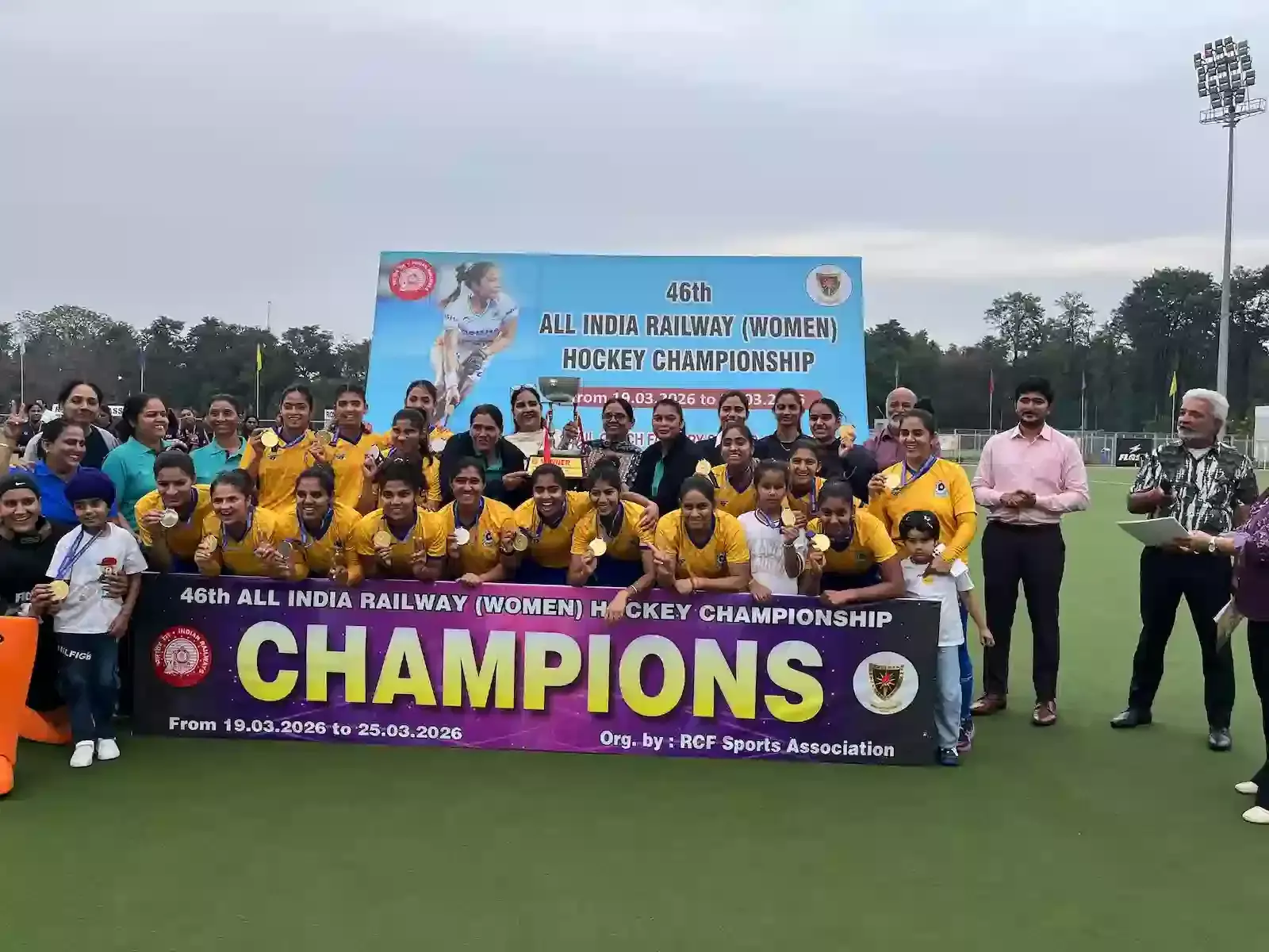 रेल डिब्बा कारखाना कपूरथला में हॉकी चैम्पियनशिप ट्रॉफी के साथ विजेता नॉर्दर्न रेलवे टीम और अतिथि राजबीर कौर। रेल डिब्बा कारखाना कपूरथला में हॉकी चैम्पियनशिप ट्रॉफी के साथ विजेता नॉर्दर्न रेलवे टीम और अतिथि राजबीर कौर।