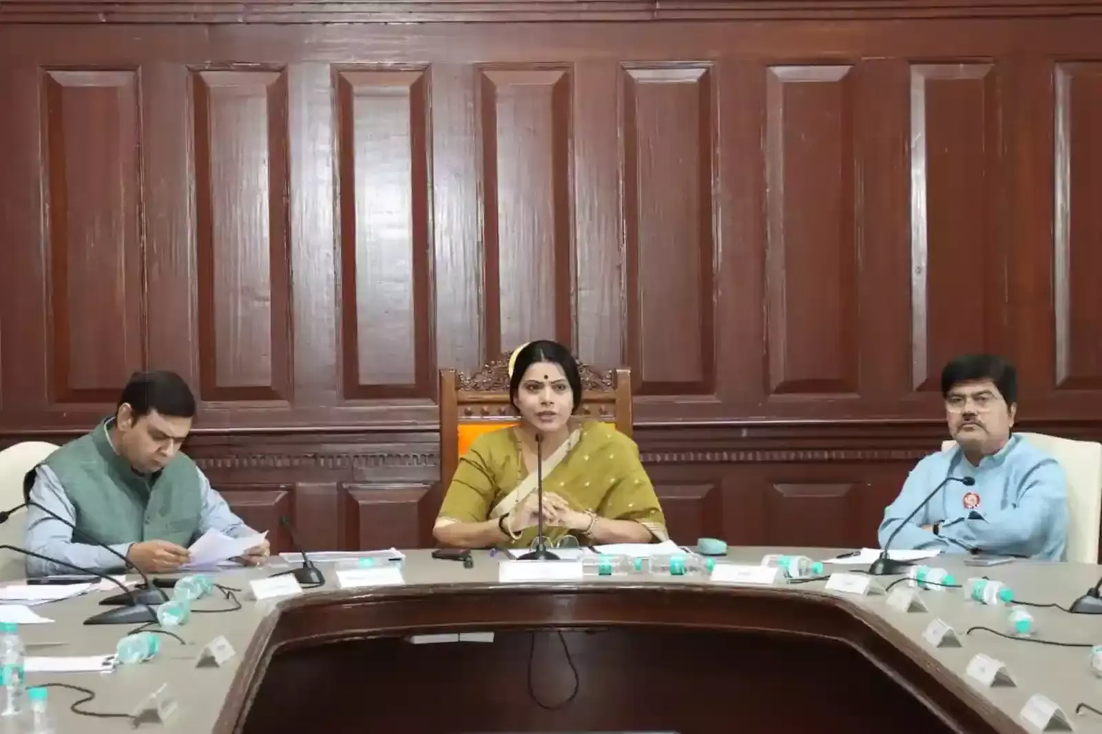 मुंबई की मिठी नदी के किनारे जलभराव रोकने के लिए भारी मशीनों से कीचड़ निकालने का कार्य किया जा रहा है।