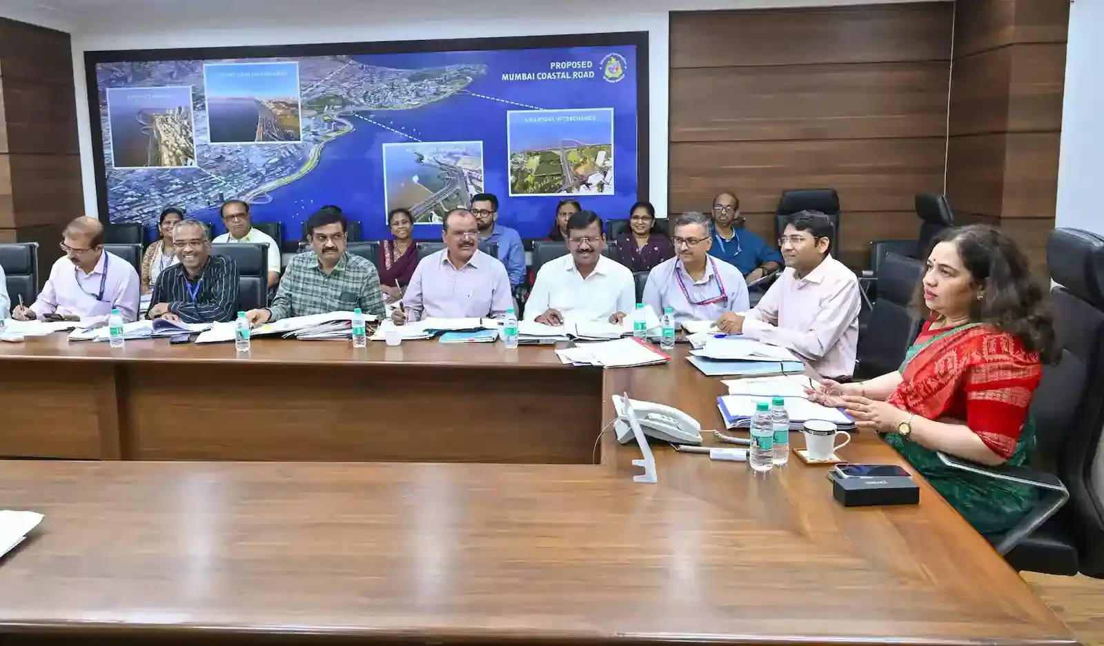 मुंबई बीएमसी मुख्यालय में अधिकारियों के साथ प्रॉपर्टी टैक्स वसूली की समीक्षा बैठक करतीं अतिरिक्त आयुक्त डॉ. अश्विनी जोशी। मुंबई बीएमसी मुख्यालय में अधिकारियों के साथ प्रॉपर्टी टैक्स वसूली की समीक्षा बैठक करतीं अतिरिक्त आयुक्त डॉ. अश्विनी जोशी।