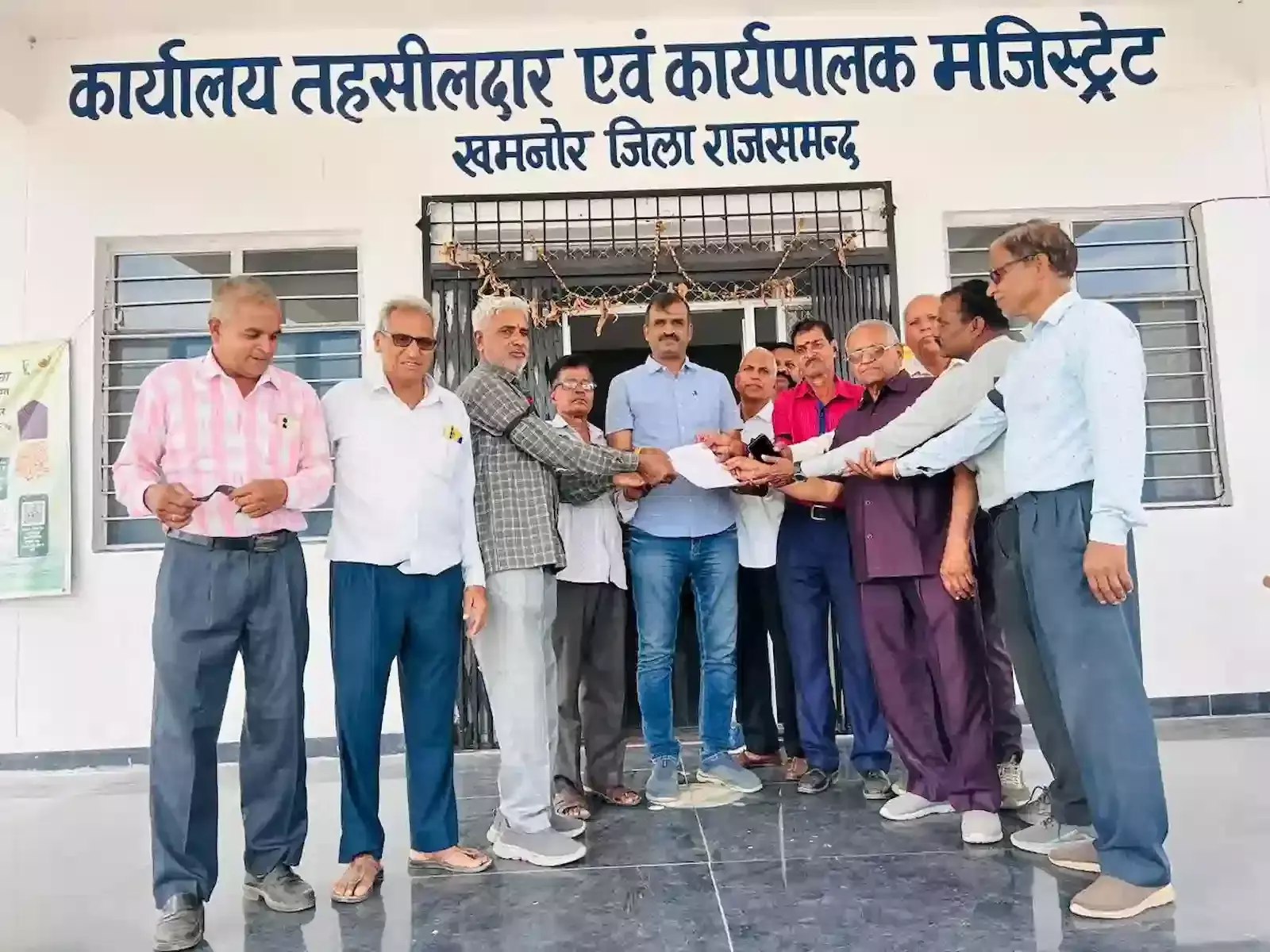 खमनोर तहसील कार्यालय में पेंशनर्स द्वारा वैधता अधिनियम के विरोध में ज्ञापन देने का दृश्य। खमनोर तहसील कार्यालय में पेंशनर्स द्वारा वैधता अधिनियम के विरोध में ज्ञापन देने का दृश्य।