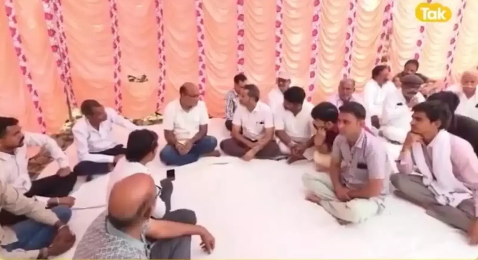 भीलवाड़ा के आमल्दा गांव में पिता द्वारा बेटी के विवाह के विरोध में छपवाया गया शोक संदेश और माहेश्वरी क्लब की बैठक का दृश्य। भीलवाड़ा के आमल्दा गांव में पिता द्वारा बेटी के विवाह के विरोध में छपवाया गया शोक संदेश और माहेश्वरी क्लब की बैठक का दृश्य।