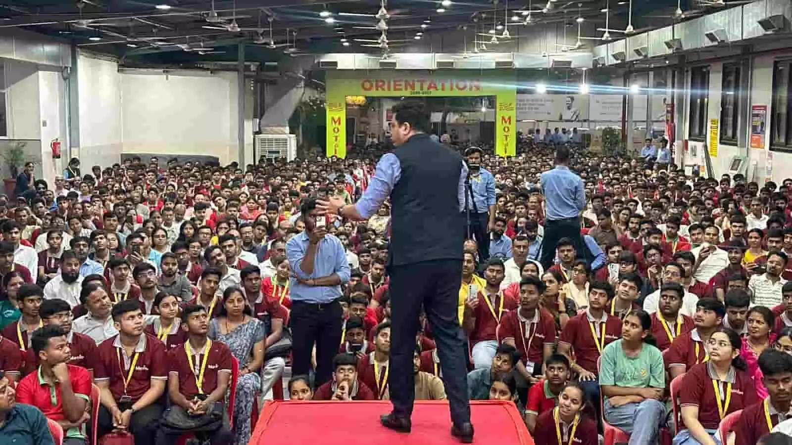 कोटा के द्रोणा-2 कैम्पस में मंच से छात्रों को संबोधित करते हुए शिक्षक नितिन विजय और अन्य सहयोगी। कोटा के द्रोणा-2 कैम्पस में मंच से छात्रों को संबोधित करते हुए शिक्षक नितिन विजय और अन्य सहयोगी।