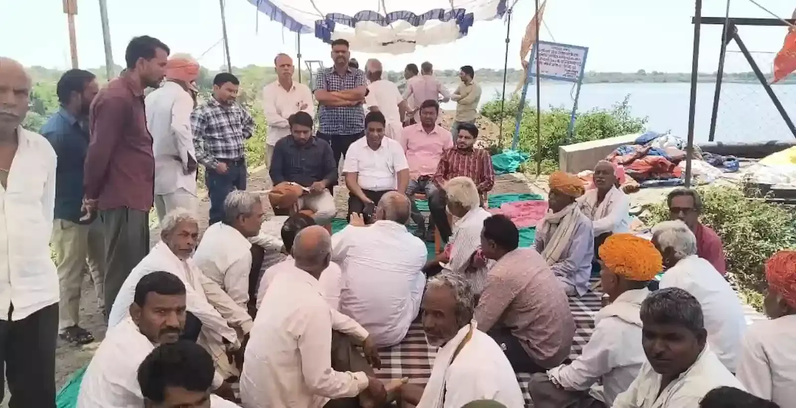 झालावाड़ के श्री छतरपुरा में खोद रेवा परियोजना मुआवजे के लिए पंप हाउस पर ताला लगाकर प्रदर्शन करते ग्रामीण। झालावाड़ के श्री छतरपुरा में खोद रेवा परियोजना मुआवजे के लिए पंप हाउस पर ताला लगाकर प्रदर्शन करते ग्रामीण।